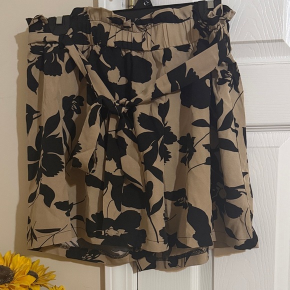 Pants - Beige and Black Floral Tie-Waist Shorts